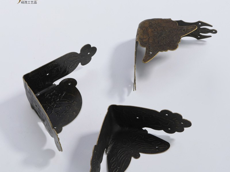 Decorative corner bracket